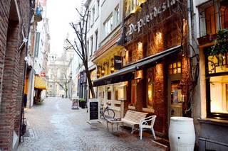 Smaakvol <strong>GEMEUBELD</strong> appartement op de 2de verdieping van een karaktervol gebouw, gelegen in een zijstraat van het charmante Hendrik Conscienceplein. Op een steenworp afstand van de Grote Markt, de Groenplaats en de Scheldekaaien.<em><strong> </strong></em><br /><br /><strong>Indeling:</strong><em><strong> </strong></em>ruime living op parket met volledig ingerichte open keuken; badkamer op keramisch leisteen met ligbad; lavabo; toilet en handdoekdroger; ruime slaapkamer op parket.<br /><br /><strong>Bijzonderheden:</strong>
<ul>
<li>Parlofoon.</li>
<li>Wasmachine aanwezig in badkamer.</li>
<li>ServiceKosten €250,-/maand (gas, water, electriciteit, tv, internet en verzekering)</li>
<li>Mogelijkheid tot huren parkeerplaats in publieke parking op 5 min. wandelafstand.</li>
<li>EPC: A</li>
<li>Beschikbaar: vanaf 1 augustus</li>
</ul>