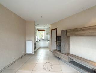 In de gezellige Gerard Van Gervenstraat, in het centrum van Beveren, vind je deze jonge en praktische bel-etagewoning<br /><br /><u><strong>Indeling</strong></u>:<br /><strong>Gelijkvloers</strong>: ruime inpandige garage, apart toilet, wasplaats (met plaats voor wasmachine/droogkast) én rechtstreekse toegang tot de koer.<br /><strong>Eerste verdieping</strong>: privatief woongedeelte met een volledig ingerichte keuken (voorzien van toestellen) en een lichtrijke leefruimte.<br /><strong>Tweede verdieping</strong>: twee volwaardige slaapkamers en een badkamer uitgerust met ligbad, lavabomeubel en toilet.<br /><strong>Extra</strong>: handige bergzolder bereikbaar via een uittrekbare trap.<br /><br />Dankzij de centrale ligging, het jonge bouwjaar (2013), het gunstige EPC-label B, elektriciteit is conform én de zeldzame troef van een inpandige garage, is dit een ideale woning voor wie comfortabel en praktisch wil wonen in het centrum van Beveren.<br /><br />Heeft u interesse en ziet u het potentieel dat deze woning te bieden heeft?<br />Neem gerust contact op via <strong>03/775.44.10 of info@immo-jet.be</strong>