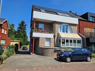 Cozy apartment with central location in Holsbeek. The bright living space flows into a kitchen equipped with cabinets and appliances. Next to the...