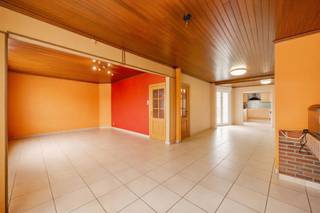Deze TE RENOVEREN eigendom is gelegen te Ruiselede met name in de Bruggestraat 66 en dit op een perceel van 355 m². Dit door de CENTRALE LIGGING...
