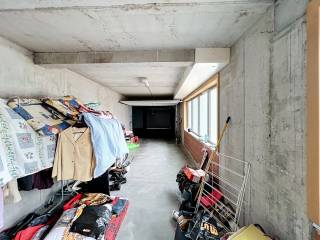 Deze inpandige garagebox bevindt zich in een ruim en afgesloten complex in de Residentie Belise te Brugge. De ligging zorgt voor extra veiligheid en privacy, waardoor uw voertuig altijd goed beschermd staat. Het complex is voorzien van een automatische poort, wat het in- en uitrijden zeer handig en vlot maakt.<br /><br />Afmetingen : 9.00 x 3.00 <br /><br />Aanwezigheid : verlichting en stopcontact <br /><br />Verhuurd aan : 155 € per maand <br /><br />Voor info bel : 050/333976 - 0476/270379