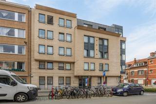 <p><span>Situé à quelques pas de la gare et du centre historique de Louvain, nous proposons à la location ce studio meublé et économe en énergie. <br />Ce studio lumineux situé au troisième étage d'une résidence bien entretenue appelée “De Nervier”, construit en 1993, a récemment été entièrement rénové dans les règles de l'art, a une surface habitable nette de 24m² et dispose d'une kitchenette équipée avec plaque de cuisson à induction, hotte aspirante, évier, four combiné encastré et réfrigérateur encastré avec compartiment congélateur hotte aspirante, évier, four combiné encastré et réfrigérateur encastré avec compartiment congélateur,  un espace de vie et de couchage avec un beau parquet et un placard encastré, comprenant une machine à laver et un sèche-linge, et une salle de bain séparée avec lavabo, douche et toilettes. </span><span>Il y a également un garage à vélos commun souterrain ainsi qu'un local à poubelles. <br />En bref, ce studio confortable et meublé vaut vraiment la peine d'être visité et est disponible immédiatement. Les charges mensuelles s'élèvent à 100 euros (eau comprise). </span></p><p><span> </span></p>