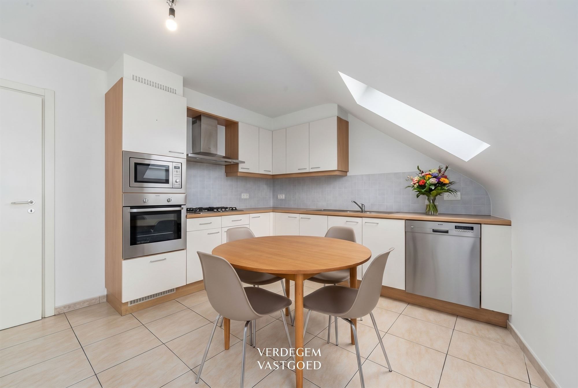 Dakappartement met 2 slaapkamers, garage en autostaanplaats - foto 3
