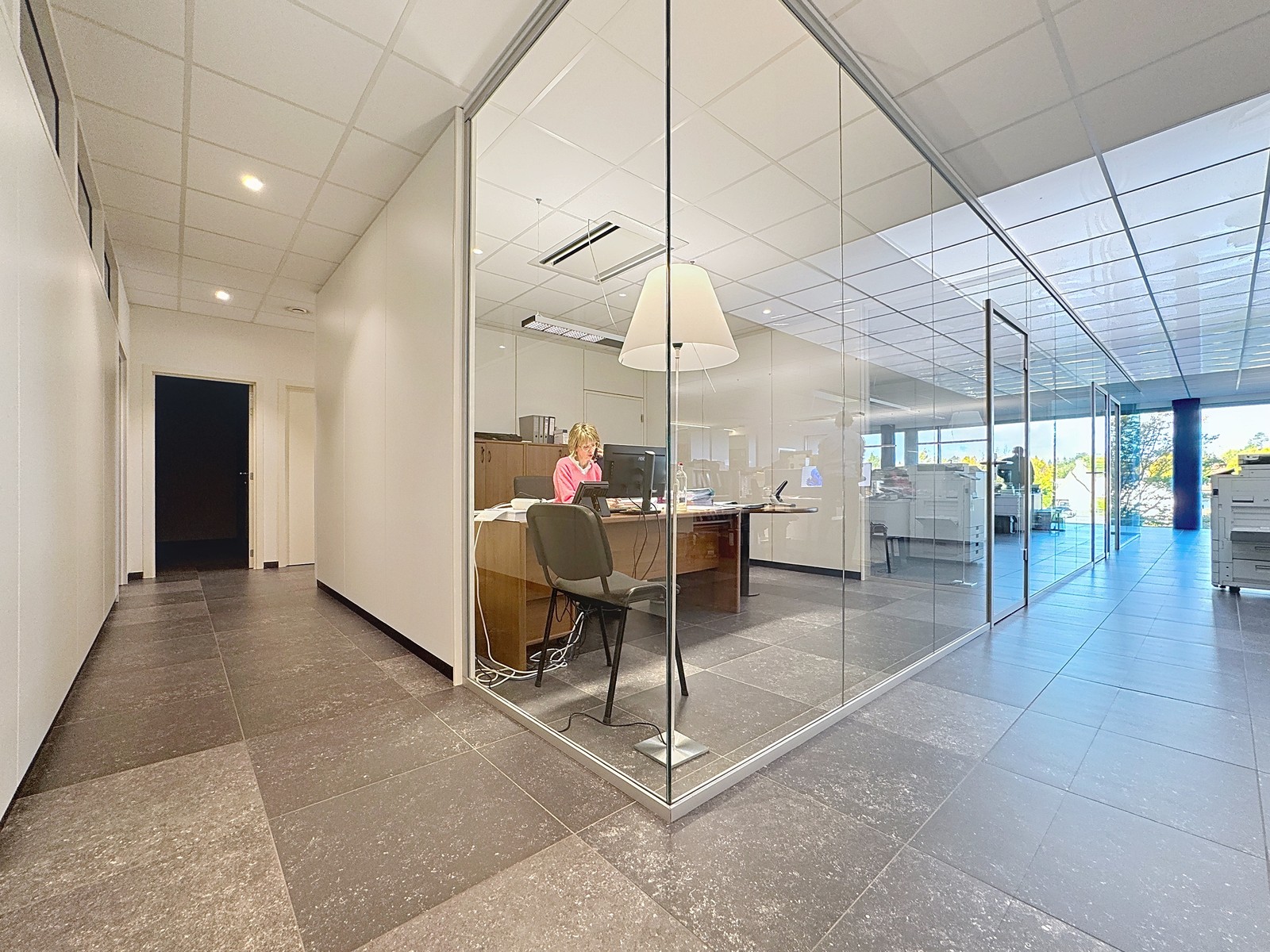 Exclusieve KANTOORRUIMTE (380 m²) met UITSTRALING op toplocatie (op 500m van autosnelwegen), voorzien van modern comfort en maximale zichtbaarheid te Loppem! - photo 4