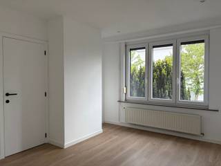 In een kleinschalig gebouw nabij Olmenbrug bevindt zich dit gerenoveerd hoekappartement dat staat te wachten op nieuwe bewoners!Het appartement...