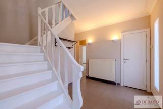 Ruime villa met vier slaapkamers in Herentals! <br /><br />Deze woning bestaat uit een ravissante inkomhal met gastentoilet, woonkamer, volledig ingerichte keuken, badkamer (voorzien van douche, bad, toilet en wastafel), berging/wasplaats, kelder, vier slaapkamers, zolder, voor- en achtertuin, terras en ruime garage. <br /><br />Alle verbruik is individueel.<br /><br />De woning is onmiddellijk beschikbaar!<br /><br />De EPC-waarde bedraagt 237 kWh/m² (Label C). <br /><br />Meer info vindt u op www.debaco.be of bel ons op 014/73.77.77 voor een bezoek ter plaatse!