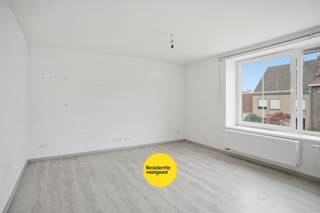 Centraal gelegen in Assebroek bevindt zich dit veelzijdige opbrengsteigendom op een perceel van 240 m², bestaande uit een handelsgelijkvloers met bovenliggend appartement en een afzonderlijk duplex appartement. Dankzij de nabijheid van invalswegen, scholen en winkels geniet u hier van een uitstekende bereikbaarheid en visibiliteit.<br />Het handelsgelijkvloers (ca. 106 m²) omvat een lichtrijke winkelruimte, bureau, keuken, archiefruimte, apart toilet, toegang tot de tuin en 2 private parkeerplaatsen. Het appartement op de eerste verdieping (ca. 71 m²) maakt integraal deel uit van deze handelsruimte en omvat een leefruimte, ingerichte keuken, slaapkamer en badkamer (geen aparte entiteit, dus geen domicilie mogelijk).<br />De tweede verdieping en duplex vormen een bijkomend appartement met open leefruimte en keuken, slaapkamer en sanitair.<br />Het gebouw beschikt grotendeels over vernieuwde beglazing en een geïsoleerd dak. Er zijn geen syndicuskosten, wat dit pand extra interessant maakt als investering. Ideaal voor een combinatie van wonen en werken!