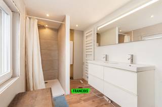 Deze gezinswoning is gelegen op een gunstige locatie nabij Bredene Dorp. De buurt is rustig en toch bevinden alle winkels en andere faciliteiten zich in de buurt. <br /><br />De woning geniet een logische indeling; zo situeren de inkomhal, woonkamer, riante keuken zich op het gelijkvloerse en heeft u een slaapkamer op de eerste verdieping. Op de tweede verdieping treffen we een polyvalente zolder aan welk kan ingericht worden als eventuele slaapkamer/hobbyruimte/bureel/etc... <br /><br />De woning werd reeds grotendeels opgeknapt; zo is er reeds een vernieuwde keuken met moderne apparatuur, en een badkamer met inloopdouche, dubbele lavabo en handdoekradiator. <br /><br />Mits verdere afwerking creëert u hier de perfecte woning voor koppels of kleine gezinnen. <br /><br />Aarzel niet en neem contact op voor meer info of een afspraak!<br /><br />