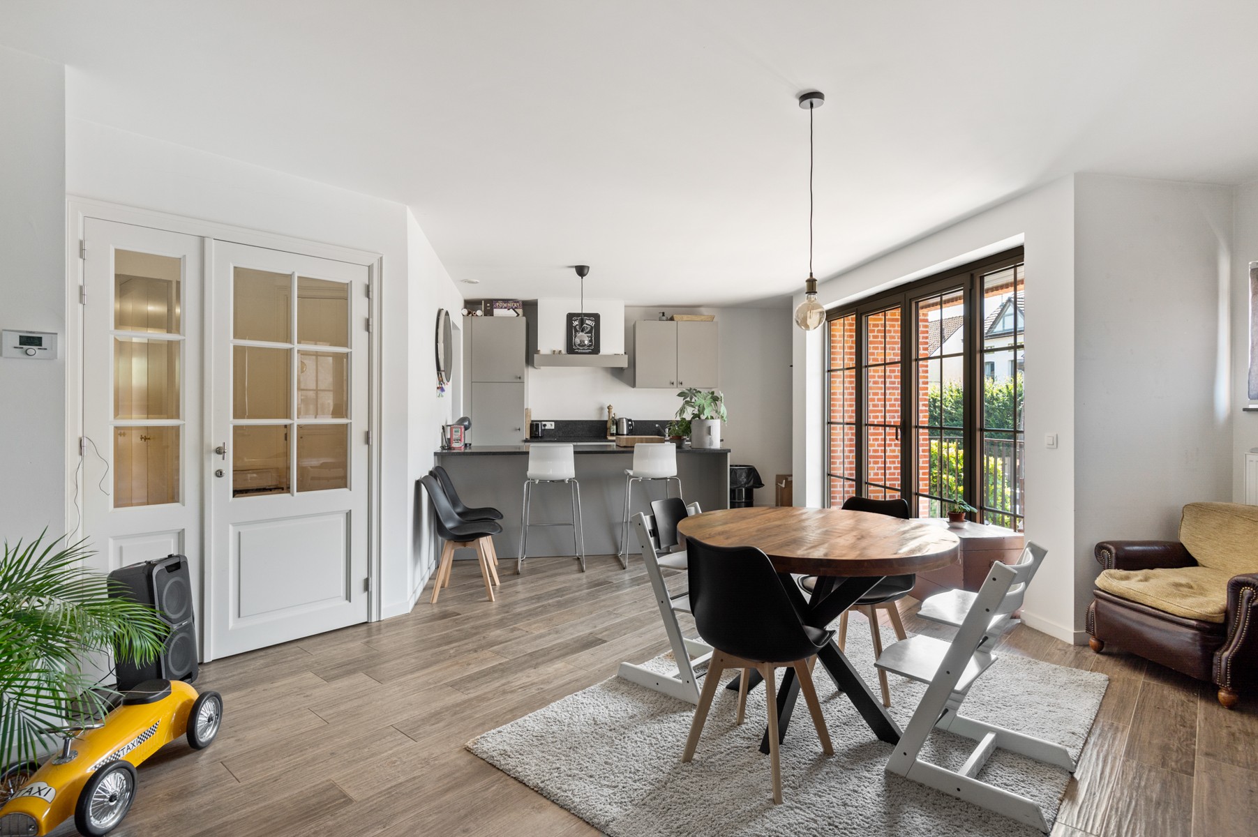 Gezellig en lichtrijk hoekappartement met 2 slaapkamers, 2 terrassen, autostaanplaats en kelder in hartje ’s-Gravenwezel - foto 3