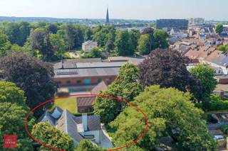 Verscholen in het groen van het Park Baron Casier te Waregem, op te frissen villa bestaande uit inkomhal, living met open haard, eetplaats,...