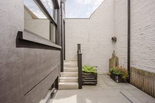 Statig wonen in hartje Kortrijk! Deze karaktervolle woning beschikt over een eigen oprit met plaats voor wel 3 wagens.<br /><br />Indeling van de woning: <br />Gelijkvloers: <br />- inkomhal met gastentoilet <br />- ruime woonkamer met hoge plafonds<br />- keuken voorzien van alle hedendaagse toestellen<br />- toegang tot de gezellige binnenkoer<br />- volledig onderkelderd<br /><br />Eerste verdiep: <br />- 2 kamers <br />- dressing<br />- toilet<br />- badkamer met bad en inloopdouche<br /><br />Er is nog een volledig afgewerkte zolderverdieping, toegankelijk met een vaste trap. <br /><br />Deze woning is onmiddellijk beschikbaar! <br />Vraag dus snel een bezoek aan voor deze topper via www.dewaele.com!