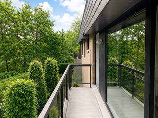 <p>Dit 2-slaapkamerappartement op de eerste verdieping van Residentie Het Park combineert een praktische indeling met een rustige topligging in Koksijde, vlak bij het park en de groene omgeving rond de residentie.<span></span></p>
<p>Het appartement heeft een oppervlakte van <strong>76 m²</strong> en beschikt over een ruime leefruimte met toegang tot het terras, een aparte keuken, twee slaapkamers en een badkamer met ligbad. Vanuit de leefruimte en het terras geniet je van een aangenaam zicht op het groen.</p>
<p>De afwerking is klassiek en biedt ruimte om op termijn verder te moderniseren naar eigen smaak. Dankzij de praktische indeling, het terras en de goede ligging is dit appartement interessant voor zowel eigen gebruik, tweede verblijf als investering.</p>
<p>Residentie Het Park is uitgerust met een lift tot alle verdiepingen. De ligging is een duidelijke troef: rustig en groen, vlak bij het park, en toch op korte afstand van centrum, winkels, horeca, strand en duinen.</p>
<p>Het appartement beschikt over <strong>EPC-label B</strong> met een energiescore van <strong>123 kWh/m²/jaar</strong>. Garage of parkeerplaats optioneel bij aan te kopen. <br /><br /><strong>KOM NAAR DE OPENDEURDAG OP ZATERDAG 25 JULI</strong><br /><br />Tijdens de opendeurdag kunnen ook verschillende andere units in het gebouw bezocht worden.</p>
<p><strong>Troeven</strong></p>
<ul>
<li>Eerste verdieping met lift</li>
<li>76 m² woonoppervlakte</li>
<li>2 slaapkamers</li>
<li>Terras met groen zicht</li>
<li>EPC-label B</li>
<li>Topligging vlak bij het park</li>
</ul>
<p>Neem gerust contact op voor meer informatie of een bezoek.</p>
<p><strong>Verborgh Real Estate</strong> — +32 470 54 82 28<br /><strong>Covico</strong> — +32 494 87 22 32</p>