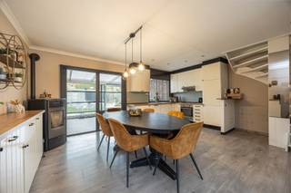 Ontdek deze charmante ééngezinswoning in Hemiksem. Deze woning combineert karakter met modern wooncomfort en staat garant voor jarenlang...