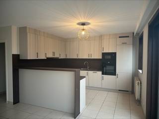 <p>Gerenoveerd appartement in de Zuidstraat, hartje centrum Veurne.</p>
<p>Dit appartement biedt een comfortabele indeling met twee slaapkamers en een badkamer, ideaal voor wie centraal wil wonen. Gelegen op wandelafstand van winkels, horeca en openbaar vervoer, geniet u van alle voordelen van het stadsleven. Het EPC-label B zorgt voor een energiezuinige woonervaring. De praktische berging en een goed uitgeruste keuken maken het geheel compleet.</p>
<p>ALLES IS GESCHILDERD</p>
<p>Belangrijkste ruimtes:<br />• Inkomhal met toegang tot de leefruimte<br />• Lichte woonkamer met aangename indeling<br />• Twee slaapkamers met doorlopend balkon<br />• Berging voor extra opslag + technische berging met aansluiting voor wasmachine..<br />• Keuken met functionele opstelling WORDT VOLLEDIG VERNIEUWD<br />• Badkamer met douche en bad. WORDT VOLLEDIG VERNIEUWD<br />• Apart toilet WORDT VOLLEDIG VERNIEUWD</p>
Troeven:
<p>• Centrale ligging in het historische centrum van Veurne<br />• Energiezuinig dankzij EPC-label B<br />• Praktische indeling met berging en aparte slaapkamers</p>
<p>Neem vandaag nog contact op met uw ERA-makelaar voor een bezoek.</p>
<p>AANMELDEN VIA DE ERA WEBSITE !!</p>
<p>JOUW DROOMAPPARTEMENT. ZO GEVONDEN!</p>