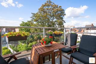 <p><span>Heerlijk thuiskomen in dit aantrekkelijk appartement met 2 slaapkamers en zonneterras aan de Amerikalei - Antwerpen Zuid. Met de fiets parkeert u gemakkelijk in het gebouw. Deze residentie is heel goed onderhouden. Via de lift bereikt u de 4e verdieping en betreedt u een comfortabel, lichtrijk en goed ingedeeld appartement. Het appartement is hedendaags ingericht met een aparte ingerichte keuken, royale living, ruime gang met vestiairekasten, toilet en ingemaakte kast. De badkamer beschikt over een douche en een ligbad. De twee slaapkamers zijn rustig gelegen waarvan één met een aangenaam zonneterras en mooi uitzicht;</span></p><p><span> </span></p>