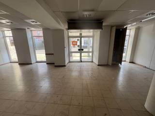 Opbrengsteigendom: Handelsgelijkvloers van 379 m2 + 2 appartementen van respectievelijk 165 m2 en 92 m2, te koop te Bouge (Namen)Gelegen langsheen...