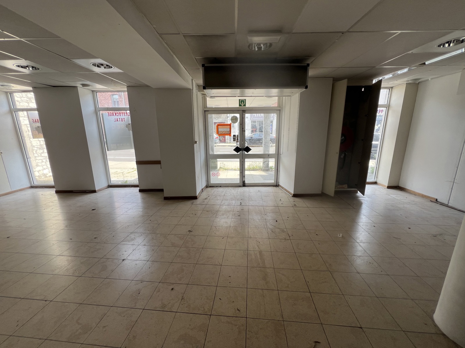 Opbrengsteigendom: Handelsgelijkvloers + 2 appartementen te koop te Bouge. - foto 2