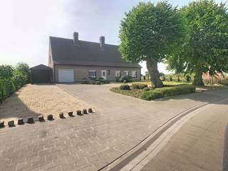 Dicht tegen het centrum van Staden, bevindt zich deze zeer kloeke, alleenstaande woning op een perceel van 1744m².<br />De woning is als volgt ingedeeld : <br />Inkom met toilet * zeer grote living * grote, ingerichte leefkeuken met aansluitend veranda (extra leefruimte) * berging naast de keuken * 3slaapkamers * badkamer met douche en wasmeubel *grote inpandige garage* Carport met tuinhuis * woning is volledig overzolderd wat uiteraard vele mogelijkheden biedt<br />Buiten: Doordat de woning achteruit gebouwd werd, is er een rondom tuin, wat een zeer aangenaam gevoel geeft <br />Extra troeven : regenwater (2 x 15.000 liter) * zeer degelijke woning, zeer kloek gebouwd * Dicht bij centrum van Staden, maar toch zeer rustig en stil in de woning, * Vanuit de keuken, veranda, grote tuin met vijver, en groot terras, kan je genieten van een prachtig zicht op de velden, wat je een instant goed gevoel geeft !<br />Kortom een zeer mooie aanbieding, contacteer ons nu voor meer info of een vrijblijvend bezoek aan deze topper ! <br /><br />EPC: 367 kWh/m² jaar - UC26520)