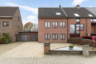 Droom je van een thuis waar comfort en ruimte hand in hand gaan?Deze prachtige halfopen woning van 224 m² biedt alles wat je zoekt – en meer! Gelegen...