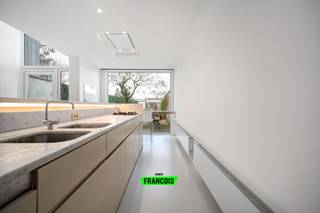 Deze charmante, volledig instapklare woning bevindt zich op wandelafstand van het centrum van Roeselare en combineert stijl, ruimte en comfort op...