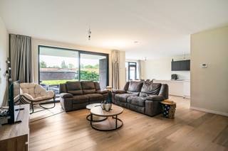 Op een toplocatie in Baal bevindt zich dit lichtrijke gelijkvloerse appartement met twee slaapkamers, twee zonnige terrassen en een ondergrondse garagebox. Dankzij de centrale ligging geniet u van een uitstekende bereikbaarheid, terwijl winkels, scholen, horecazaken en openbaar vervoer zich op wandelafstand bevinden.<br /><br />Via de inkomhal met vestiaire en gastentoilet betreden we het appartement. De ruime en lichtrijke leefruimte biedt voldoende plaats voor een gezellige zithoek en een aparte eetruimte. Zowel de leefruimte als de eetkamer geven uit op een aangenaam apart zuidgericht terras, waardoor u in totaal beschikt over twee zonnige terrassen. De open keuken sluit naadloos aan op de leefruimte en is uitgerust met kwalitatieve toestellen. Aansluitend bevindt zich een praktische wasplaats/berging.<br />De nachthal leidt naar twee volwaardige slaapkamers en een stijlvolle badkamer, ingericht met een ligbad, inloopdouche en dubbele lavabo.<br />De ondergrondse garagebox en de privatieve ondergrondse berging dienen mee aangekocht te worden voor € 40.000.<br /><br />Dit instapklare appartement werd afgewerkt met hoogwaardige materialen en beschikt over moderne, energiezuinige technieken zoals zonnepanelen, een warmtepomp en een ventilatiesysteem. Dit vertaalt zich in een uitstekende energieprestatie met een EPC-label A en een E-peil van slechts E10.<br /><br />Dit is een uitstekende opportuniteit als u op zoek bent naar een lichtrijk appartement met twee slaapkamers, twee terrassen en een garagebox te Baal. Contacteer ons voor meer informatie op 0480 66 14 77 of via info@boonstravastgoed.be.<br /><br />Bijzonderheden:<br />- Garagebox<br />- Twee terrassen<br />- Twee slaapkamers