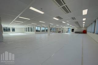 Bureau moderne de 1.339 m² à louer à Diegem<br />Idéalement situé à seulement 650 m de la sortie Machelen (A201), avec un accès rapide au R0/E40. Excellente accessibilité également par les transports en commun : la gare de Diegem se trouve à 650 m à pied, et plusieurs arrêts de bus et de tram sont à proximité.<br /><br />Le bureau, situé au deuxième étage, est entièrement équipé d’une connexion fibre optique, de la climatisation, de planchers surélevés, de sanitaires communs et de plafonds climatisés haut de gamme pour un confort optimal. De plus, les éclairages LED et la détection de présence assurent un environnement de travail efficace et durable.<br /><br />Le bâtiment offre de nombreuses facilités, notamment des douches communes, des bornes de recharge électrique, un parking à vélos souterrain, un ascenseur, une terrasse ensoleillée et des panneaux solaires. Il dispose également d’infrastructures high-tech, telles que des plafonds réfrigérés écoénergétiques et un éclairage LED, complétées par un espace d’accueil accueillant et un restaurant.<br /><br />La sécurité est primordiale, avec un système de badges et d’interphone, ainsi qu’un système avancé de détection incendie.<br /><br />Contactez<strong> PANORAMA B2B</strong> pour plus d’informations, plans ou une visite sans engagement : <strong>0477 09 00 09.</strong>