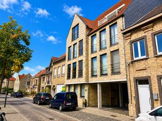 omvattende een gezellige living, volledig ingerichte open keuken, ingerichte badkamer, 2 slaapkamers, berging en balkon<br />met mogelijkheid tot het bijhuren van een hele grote dubbele garage (voor 2-3 auto's)<br /><br />HP appartement = 695 €/maand<br />HP garage (niet verplicht bij te huren) = 100 €/maand<br />voorschot HL = 50 €/maand