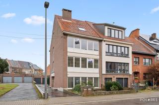 Plan uw bezoek online via www.polares.euOp de gelijkvloerse en eerste verdieping van deze kleinschalige residentie kan u dit duplex appartement met...