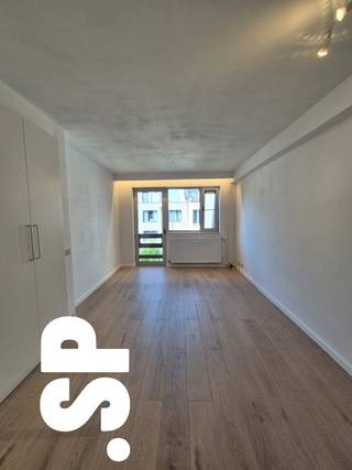 Centraal gelegen, opgefriste studio op de 4e verdieping, aan de achterzijde van het gebouw met een uitstekende ligging aan de Nationalestraat.<br /><br />De studio bestaat uit een living met veel lichtinval, een keuken (vuur, spoelbak en ijskast), badkamer met douche en apart toilet en een handige inbouw opbergkast. <br /><br />De gemeenschappelijke kosten bedragen € 90/maand (warm water en vaste kosten) + € 70/maand (provisie verwarming).<br /><br />EPC 129 kWh/m²<br /><br />Meer info?<br />Contacteer het kantoor van IMMO SP in Antwerpen via info@immosp.be of 03 226 20 40.