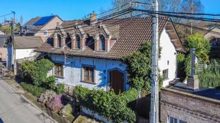 Une fermette restaurée et spacieuse (202 m²) avec 5 chambres à coucher, un garage et une installation photovoltaïque haut de gamme, située au calme sur un terrain de 31 ares 21 centiares. Installation électrique 100 % conforme.<br /><br />Au rez-de-chaussée : hall d’entrée avec toilette et vestiaire, salle à manger (19,00 m²), séjour/salon cosy (20,00 m²), cuisine équipée (11,00 m²), véranda (36,00 m²), salle de bains (7,70 m²).<br /><br />Au premier étage : beau hall de nuit (hauteur de 4,80 m), 5 chambres à coucher (14,00 / 12,00 / 11,50 / 10,50 / 9,00 m²).<br /><br />En outre : caves (total 48,00 m²), 3 greniers de rangement (13,00 / 13,00 / 9,00 m²), garage (26,20 m²), terrasse, chalet, carport et grand jardin.<br /><br />Châssis extérieurs en PVC et bois avec double vitrage – Chauffage central au gaz (chaudière à condensation - Bulex).<br />PEB : 323 kWh/m², label D – 16 panneaux solaires + installation photovoltaïque haut de gamme.<br />Superficie du terrain : 31 a 21 ca – Revenu cadastral : 977 EUR.<br /><br />Renseignements urbanistiques en demande.