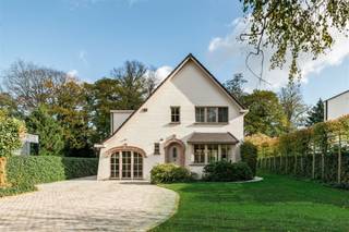  Villa rénovée avec dépendance sur un terrain d'environ 1 425 m² avec grande dépendance.Cette charmante propriété a été entièrement rénovée et...