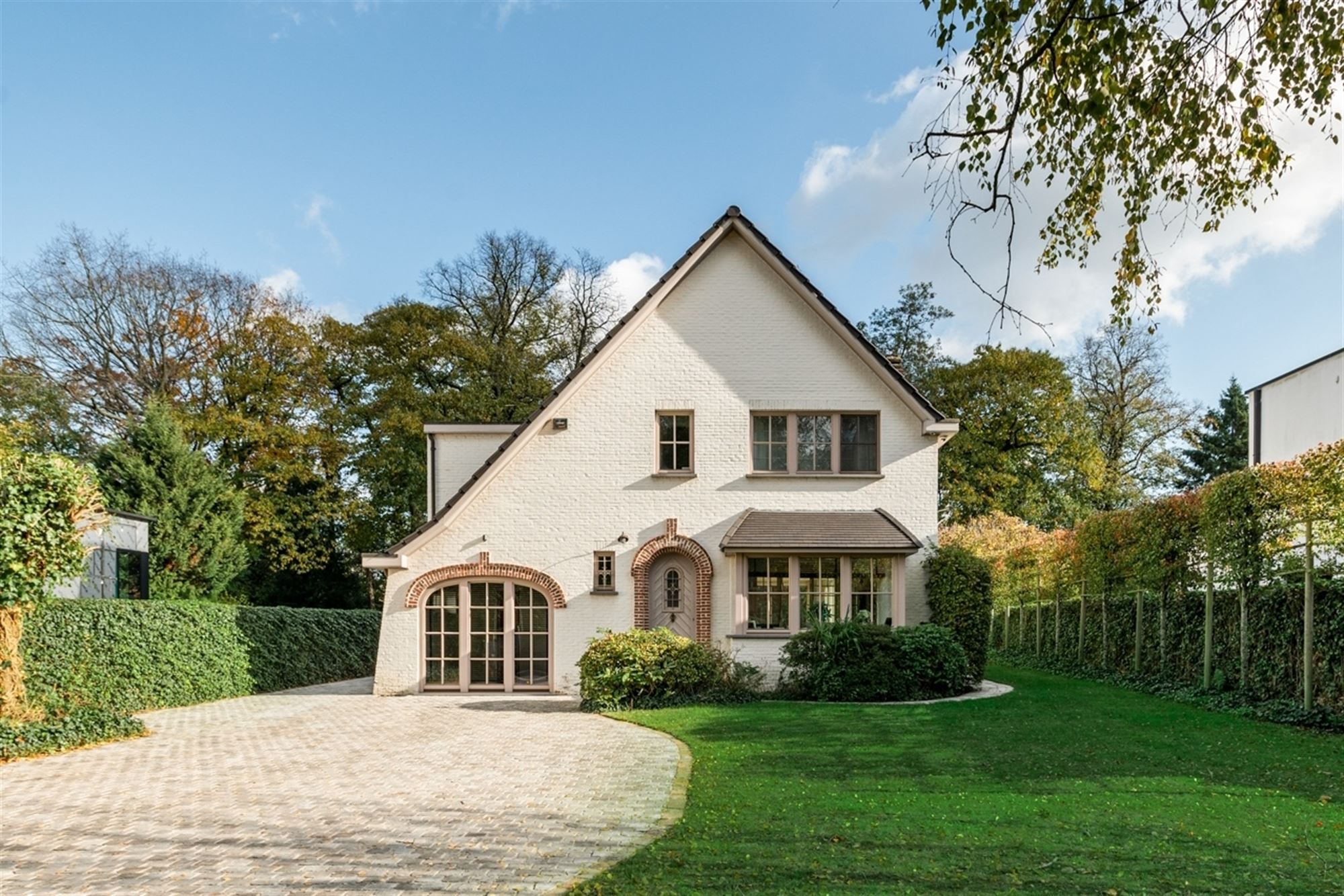Renovated villa with outbuilding in a favorable location - photo 2