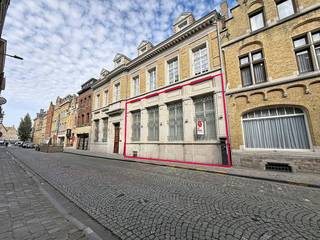 Vous recherchez un appartement confortable dans un emplacement privilégié dans le centre d'Ypres ? Cet agréable appartement au rez-de-chaussée est situé dans la D'Hondstraat 13, à quelques pas de la Grote Markt et de tous les magasins, restaurants et installations du centre.<br /><br />Grâce aux grandes fenêtres, l'appartement bénéficie de beaucoup de lumière naturelle. La combinaison de la situation centrale et de l'environnement calme en fait un lieu de vie très agréable.<br /><br />MISE EN PAGE<br />Rez-de-chaussée :<br />- Hall d'entrée <br />- Espace de vie<br />- Cuisine<br />- Rangement <br />- Salle de bain avec douche, baignoire et double vasque<br />- 2 chambres<br /><br />Étage -1 :<br />- Espace de rangement privé spacieux au sous-sol<br />_ Possibilité de louer un garage supplémentaire/mois<br /><br />