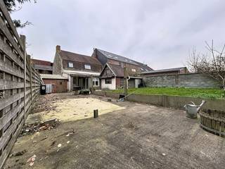 CHARMANTE, HALFOPEN WONING MET TUIN EN GARAGE TE WESTOUTER. DE WONING IS ALS VOLGT INGEDEELD: GELIJKVLOERS:INKOMHAL, APARTE KEUKEN, GEZELLIGE...