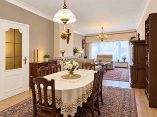 <p><span>Dit gelijkvloers appartement bevindt zich in een kleinschalig gebouw aan de Ter Heydelaan in Deurne.</span></p><p><span>Dankzij de centrale ligging heb je hier alles binnen handbereik. </span></p><p><span>De tramhalte bevindt zich vlak voor de deur en zorgt voor een vlotte verbinding met het centrum van Antwerpen en Wijnegem Shopping Center. </span></p><p><span>Daarnaast zorgen ook de nabijgelegen invalswegen voor een vlotte verbinding met de omliggende gemeenten. </span></p><p><span> </span></p><p><span>Indeling: </span></p><p><span>Kelderverdieping: </span></p><ul><li><span>2 privatieve kelderbergingen (inbegrepen in de huurprijs) </span></li></ul><p><span>Gelijkvloers: </span></p><ul><li><span>Inkomhal/nachthal</span></li><li><span>Woonkamer </span></li><li><span>Keuken met vaatwas, kookfornuis op gas, koelkast,…</span></li><li><span>Privatieve garage met aansluiting voor wasmachine, droogkast en vriezer </span></li><li><span>Tuintje </span></li><li><span>Badkamer met douche, lavabo en toilet </span></li><li><span>Slaapkamer 1</span></li><li><span>Slaapkamer 2</span></li></ul><p><span> </span></p><p><span>Bijzonderheden: </span></p><ul><li><span>Gas en elektriciteit op eigen teller </span></li><li><span>Water collectief (geen provisie, factuur wordt verdeeld) </span></li><li><span>Geen gemeenschappelijke kosten</span></li><li><span>Garage inbegrepen in de huurprijs </span></li><li><span>Beschikbaar vanaf 1 december 2026 (eventueel 1 november mogelijk)</span></li></ul><p><span> </span></p><p><span>Ben jij geïnteresseerd in dit appartement te huur in Deurne, ben je op zoek naar ander vastgoed, een investering of wens je de waarde van jouw eigendom te kennen? Dan ben je bij BOLT Immo aan het juiste adres! Wij helpen jou graag verder.</span></p><p><span> </span></p><p><span> </span></p>