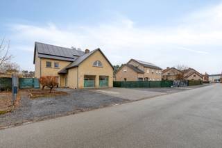 <p><span>Gelegen langs de Sint-Andreasstraat 9 in Maasmechelen, bevindt deze instapklare, open bebouwing zich op een strategische én rustige locatie. U woont hier in een aangename woonomgeving met vlotte verbindingen naar het centrum van Maasmechelen, omliggende gemeenten en belangrijke invalswegen. Winkels, scholen, openbaar vervoer en recreatie mogelijkheden bevinden zich op korte afstand, wat deze ligging bijzonder praktisch maakt voor gezinnen én zelfstandigen.</span></p><p><span> </span></p><p><span>Deze instapklare woning biedt een bewoonbare oppervlakte van maar liefst 335m² op een perceel van 766m². Dankzij de open bebouwing geniet u van voldoende privacy, natuurlijke lichtinval en een aangename buitenruimte.</span></p><p><span> </span></p><p><span>Binnen wordt u verwelkomd in een ruime inkomhal, met gastentoilet, die uitgeeft op de lichtrijke leefruimte. De volledig uitgeruste keuken met Miele apparatuur sluit hier naadloos op aan.</span></p><p><span>Via de grote schuifpui bereikt u rechtstreeks het terras en de tuin, waardoor binnen en buiten mooi in elkaar overvloeien. Aansluitend bevindt zich een praktische bijkeuken/wasplaats, perfect voor extra opslag en organisatie. </span></p><p><span> </span></p><p><span>Verder omvat het privégedeelte:</span></p><p><span> </span></p><p><span>- 4 ruime slaapkamers</span></p><p><span>- 2 badkamers</span></p><p><span>- 3 toiletten</span></p><p><span>- Volledige onderkeldering</span></p><p><span>- Uitbreidbare zolderverdieping</span></p><p><span> </span></p><p><span>Een absolute meerwaarde is de volwaardig ingerichte praktijkruimte met eigen ingang voor cliënten. Het praktijkgedeelte bestaat uit:</span></p><p><span> </span></p><p><span>- Een wachtruimte/ontvangstruimte</span></p><p><span>- 3 afzonderlijke praktijkruimtes</span></p><p><span>- Een ruime polyvalente ruimte </span></p><p><span>- Toilet</span></p><p><span> </span></p><p><span>De zichtbare ligging langs de Sint-Andreasstraat zorgt bovendien voor extra bereikbaarheid en herkenbaarheid voor cliënteel.</span></p><p><span>In combinatie met maar liefst 8 parkeerplaatsen biedt dit een bijzonder comfortabele en professionele ontvangst voor bezoekers. </span></p><p><span>Perfect voor vrije beroepen, zelfstandige of wie comfortabel van thuis uit wil werken met behoud van privacy!</span></p><p><span> </span></p><p><span>Gebouwd in 2007 en uitgerust met moderne technieken zoals een condenserende gasketel, zonnepanelen en warmtepompen behaalt deze woning een gunstig EPC van 123 kWh/m² (label B). Dit garandeert energiezuinig wonen en lagere verbruikskosten.</span></p><p><span> </span></p><p><span>Met andere woorden, een unieke kans voor wie op zoek is naar een ruime gezinswoning met professionele mogelijkheden op 1 locatie - zonder in te boeten aan privacy of comfort!</span></p><p><span>Voor meer informatie of een bezoek ter plaatse, kan u ons contacteren via <span>diana@jemar.be</span></span><span> of 0484.35.70.31!</span></p>