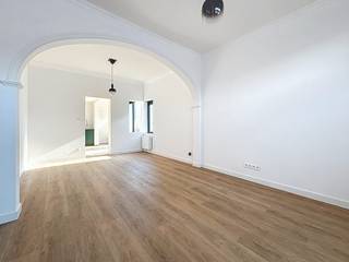 Gerenoveerde woning met naastliggende garage in het centrum, vlakbij de winkels, het park en het station. Indeling:Inkom; woon- en eetkamer op...