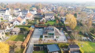 Deze prachtig afgewerkte villa in Zomergem combineert een verfijnde luxe met een ongekend gevoel van ruimte.Vanaf het gelijkvloers word je verwelkomd...
