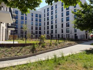 Ruim en praktisch ingericht appartement met 1 slaapkamer omvattende een inkomhal, living met open volledig ingerichte keuken, volwaardig terras, een berging/wasplaats, bad- of douchekamer en afzonderlijk toilet.<br /><br />Met zijn <strong>centrale ligging</strong> nabij alle <strong>faciliteiten </strong>combineert PARK comfort met de voordelen van een <strong>groene omgeving</strong>. Of je nu een eerste woning zoekt, een plek om van je pensioen te genieten of een slimme investering, dit is jouw kans. <br /><br />Werfbezoeken zijn mogelijk op afspraak, en er gelden momenteel <strong>uitzonderlijke voorwaarden</strong>. <br /><br />Klaar om Residentie PARK te ontdekken? Contacteer ons vandaag nog voor meer info over de beschikbare units en voorwaarden.