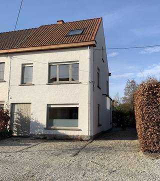 Deze gezellige woning met groot terras en mooie tuin ligt op wandelafstand van het station, scholen en winkels. De woning heeft volgende...