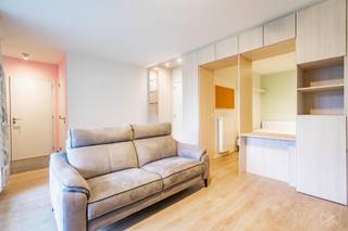 Tel : 0456 79 45 19 / E-mail : sophia.vanhove@weinvest.be
<div>
<div>
<div>
<div>
<p>We Invest stelt u met plezier dit zeer aangename studio met tuin voor, gelegen in een prachtig residentieel complex dat een rustige woonomgeving biedt. Gelegen in de nabijheid van talrijke winkels, bestaat deze woning van 56 m² uit: een inkomhal met veel opbergruimte, een zeer lichte woonkamer van 19 m², een slaapkamer, een volledig uitgeruste keuken, een wasruimte, een badkamer met toilet, evenals een mooi terras met tuin gericht op het zuidwesten.<span></span></p>
<p>Het gebouw beschikt eveneens over een fietsenstalling en een verplichte parkeerplaats aan €100/maand.</p>
<p>EPC: C+</p>
<p>Huurprijs: €1.000/maand<br />Lasten: €125/maand (gemeenschappelijke kosten en verwarming)</p>
<p>Beschikbaar vanaf 01/09/2026.</p>
<p>Zeker een bezoek waard! Ontdek al onze exclusieve panden op www.weinvest.be.</p>
</div>
</div>
</div>
</div>
