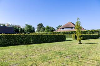 - Emplacement de choix à Roulers : Bollaardstraat 1A<br />- Emplacement calme en centre-ville<br />- Terrain à bâtir pour une maison ouverte<br />- Superficie : 973 m²<br />- Situé dans une zone résidentielle<br />- Règlements de construction disponibles<br />- Rapport d'inondation : P-score = classe B, G-score = classe A<br />- Prix indicatif : 243.250 €