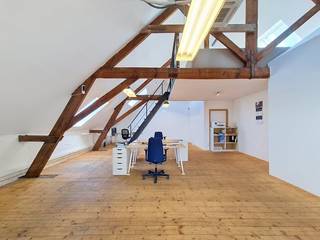 This office (115 m²) is located on the second floor of the former, well-known textile factory the Eskimo Factory, located on the Eskimo factory site on the Wiedauwkaai in the outer port of Ghent. The site combines industrial history with a contemporary approach and today offers an inspiring work environment for a variety of companies.<br /><br />The location is very strategic, with an easy connection to the R4 and a quick connection to the center of Ghent, the port and the main access roads. Public transport is also nearby, so that accessibility for employees and visitors is optimal.<br /><br />In addition, there is ample parking on the site, including the possibility to use the charging stations. <br /><br />Surface: <br />Office (2nd floor): 115 m²<br /><br />Specifications:<br />- Year of construction: 1906<br />- Renovation year: 2015<br />- Furnished<br />- 24/7 access<br />- Heat pump (heating and cooling)<br />- Kitchenette<br />- Parquet floor<br />- Common sanitary facilities<br />- Common entrance hall<br />- Common aboveground parking<br />- 10 charging stations<br />- Telnet connection<br /><br />Availability: <br />Available immediately.<br /><br />Are you interested in this office for rent in Ghent? Do not hesitate to contact us at 09 245 35 35 or business.gent@dewaele.com.<br /><br />Register of measures: no