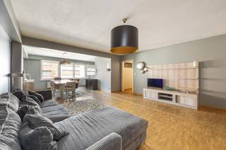 1STE VERDIEPING<br />Inkomhal 7m² op parket met gastentoilet en handenwasser.<br />Woonkamer 47m² op parket.<br />Openkeuken 9m² op tegel voorzien van keramische kookplaat, koelkast, vaatwasser, hete lucht oven en enkele spoelbak.<br />Wasplaats 3m² op tegel.<br />Nachthal 12m² op parket.<br />1ste slaapkamer 15m² op parket.<br />2de slaapkamer 18m² op parket.<br />3de slaapkamer 13m² op parket.<br />4de slaapkamer 12m² op parket.<br />1ste badkamer 6m² op tegel met enkel lavabomeubel en bad/douche combinatie.<br />2de badkamer 10m² op tegel met ligbad, inloopdouche, dubbel lavabomeubel en toilet.<br /><br />Mogelijkheid tot het aanleggen van terras.<br />Garagebox.<br /><br />BIJZONDERHEDEN<br />Aardgas, thermostatische kranen, dubbele beglazing, pvc.<br />De vermelde “bewoonbare oppervlakte” is gebaseerd op de “bruikbare vloeroppervlakte” zoals vermeld in het EPC.<br /><br />POSITIEVEN PUNTEN<br />Zuid georiënteerd<br />4 slaapkamers<br />Gelegen in centrum Schilde<br />Zéér goede bereikbaarheid<br />Inclusief garagebox