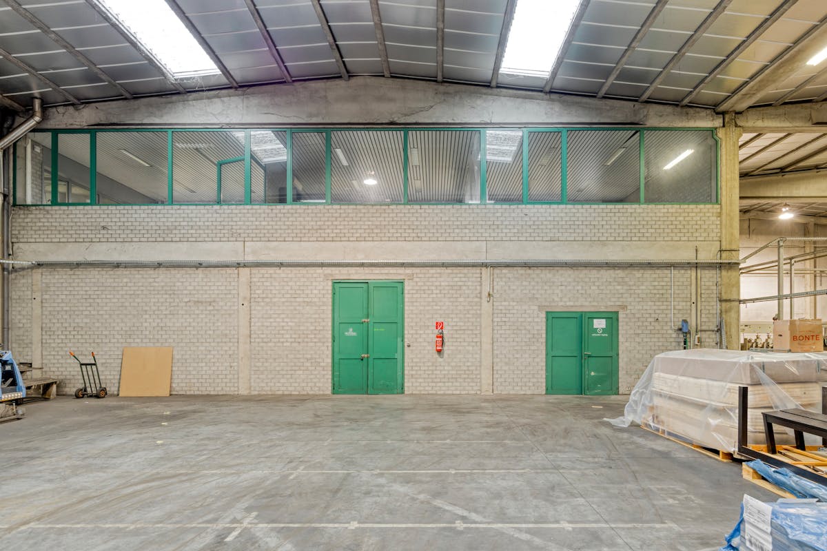 Logistiek magazijn (1.620 m²) met laadkades en kantoor (108m²). - foto 5