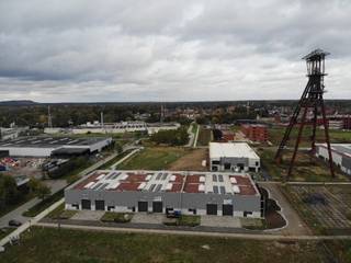 <p><span>De nieuwe bedrijvencampus <strong>"MIJNPARK"</strong> is gelegen op het industrieterrein Centrum-Zuid vlakbij de op- en afrit 29 van de E314 (Aken - Heerlen - Brussel), in het hart van Limburg.<br /><br />Op dit voormalig mijnterrein worden <strong>30</strong> duurzame en kwalitatieve KMO-units/showrooms/kantoren gebouwd met het oog op energie-efficiëntie. </span><span>Een combinatie van polyvalente en compacte panden zorgt voor een verscheidenheid aan oppervlaktes, gaande <strong>van 150m² tot 1900m²</strong>. <br /></span></p>
<p>Duurzaamheid staat centraal op deze bedrijvencampus. Duurzaamheid in de realiteit brengen is een complex verhaal, dat je niet met één modewoord kan vatten. <span>Om de ambitie van de ontwikkelaar kracht bij te zetten, zullen de gebouwen van de Mijnpark Bedrijvencampus </span><strong>BREEAM-gecertificeerd</strong><span> zijn. Dit internationaal systeem meet, beoordeelt en quoteert de duurzaamheid van de gebouwen, en houdt daarbij rekening met een 90-tal parameters. </span>Om hieraan te voldoen zijn alle panden voorzien van alle <strong>technieken.</strong><br /><br /><span>Deze unit heeft een oppervlakte van <strong>219m²</strong> op een terrein van <strong>316m²</strong> en heeft <strong>twee </strong>parkeerplaatsen voor de deur. De units worden instapklaar opgeleverd, voorzien van alle technieken zoals <strong>elektriciteit, LED-verlichting, verwarming, warmtepomp en zonnepanelen.</strong><br /><br />KENMERKEN UNIT:<br />- oppervlakte: <strong>219m²</strong><br />- parkeerplaatsen: <strong>2</strong><br />- staalstructuur met geïsoleerde wanden en dak<br />- sectionaalpoort 4m x 4m<br />- technieken: elektriciteit, LED-verlichting, verwarming, warmtepomp en zonnepanelen<strong><br /></strong></span><strong><br /></strong><span>Kortom, een ideale ontwikkeling voor ondernemers die op zoek zijn naar een kwalitatieve werk- of opslagplaats en daarbij belang hechten aan een goede locatie en duurzame gebouwen met uitstraling. </span><br /><span><br />Meer info: +32 (0)11 39 90 50 of info@jansenrealestate.be.</span></p>