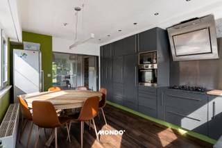 Deze ruime en energiezuinige gezinswoning met maar liefst 6 slaapkamers en 2 badkamers biedt een ideale combinatie van comfort, ruimte en functionaliteit. Dankzij het gunstige EPC-label B, de aanwezige zonnepanelen en het lage energieverbruik. Extra comfort wordt voorzien door Daikin airconditioning in de slaapkamers.<br /><br />Op het gelijkvloers bevindt zich de inkomhal met apart gastentoilet, een ruime leefruimte, de keuken, een praktische berging en de gang. Op de eerste verdieping vindt u een nachthal, een apart toilet, een technische ruimte met een Wolf condensatieketel met grote capaciteit, een wasruimte met aansluitingen voor wasmachine en droogkast, een badkamer met douche en drie slaapkamers. Eén van deze slaapkamers beschikt over een eigen douche en lavabo en biedt de mogelijkheid om een dressing te voorzien.<br /><br />De tweede verdieping beschikt over nog eens drie volwaardige slaapkamers en een tweede badkamer met douche en toilet. Via een uittrekbare zoldertrap bereikt u bovendien nog een extra zolderruimte die ideaal is als stockageruimte.<br /><br />De woning beschikt daarnaast over verschillende technische troeven zoals een regenwaterput met pomp, aangesloten op de toiletten, wasmachine en een kraantje in de berging.<br /><br />Buiten geniet u van een zuidgerichte voortuin met terras naast de woning, ideaal voor een zwembad, lounge of om gezellig buiten te eten. Achteraan de woning bevindt zich nog een tweede tuin met terras en een tuinhuis. Naast de woning is er een carport en vooraan aan de straatzijde zijn er bijkomende parkeermogelijkheden. Het is bovendien mogelijk om met de wagen op het perceel te rijden aangezien het voorste gedeelte onder de grasmat verhard is.<br /><br />De woning is technisch en functioneel volledig in orde. Er dienen nog enkele afwerkingswerken te gebeuren, maar dit betreft geen grote of structurele werken.