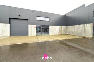 In Moen bieden wij dit nieuwbouwmagazijn aan met een totale oppervlakte van 197 m². Het magazijn heeft een breedte van 18 meter en een diepte van...