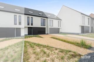 OPEN HUIS ZONDER AFSPRAAK - 23/09/2026 - 17-19U<br /><br />Bent u op zoek naar een energiezuinige nieuwbouwwoning waar u nog uw eigen stempel op kunt drukken? Dan is deze recente gesloten bebouwing, opgeleverd in 2025, ongetwijfeld een unieke opportuniteit. Gelegen op een vlot bereikbare locatie in Sint-Lievens-Houtem combineert deze woning hedendaags wooncomfort. Bij het betreden van de woning komt u terecht in een ruime inkomhal met gastentoilet en voldoende plaats voor een vestiaire. Vanuit de inkomhal bereikt u zowel de ruime inpandige garage als de lichtrijke woon- en eetkamer. Dankzij de grote raampartijen geniet de leefruimte van een overvloed aan natuurlijk licht en een mooi zicht op het aangelegde terras en de achterliggende tuin. De keuken vormt het centrale hart van de woning en wordt volledig afgestemd op uw persoonlijke woonwensen. Als koper beschikt u over een keukenbudget van €15.000, waardoor u de keuken volledig naar eigen smaak en stijl kunt laten realiseren. Op de eerste verdieping bevinden zich drie volwaardige slaapkamers en een smaakvol ingerichte badkamer die reeds volledig werd afgewerkt. Via een vaste trap bereikt u de tweede verdieping, een polyvalente ruimte die perfect kan ingericht worden als vierde slaapkamer, bureau, hobbyruimte of extra leefruimte. Hierdoor groeit de woning moeiteloos mee met uw toekomstige woonbehoeften. Ook op technisch vlak voldoet deze woning aan de hoogste hedendaagse normen. Zo beschikt ze over een ventilatiesysteem type D, zonnepanelen en een gunstig E-peil 30, wat garant staat voor een energiezuinige en comfortabele woonervaring. Buiten sluit het aangelegde terras naadloos aan op de tuin, waar u geniet van een aangenaam groen uitzicht en alle rust om te ontspannen. De totale vraagprijs bedraagt €475.000 en bestaat uit een grondaandeel van €115.000 en een constructiewaarde van €360.000. Voldoet u aan de geldende voorwaarden, dan kan u de constructie aankopen aan het verlaagde btw-tarief van 6%, wat een aanzienlijk financieel voordeel kan opleveren.<br /><br />