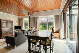Op een perceel van 600 m² bevindt zich deze halfopen woning met een bewoonbare oppervlakte van 160 m². Met vier slaapkamers, een garage, veranda, berging en een aangebouwde hobbyruimte biedt deze woning heel wat ruimte en mogelijkheden.De woning beschikt over een solide structuur en vormt de ideale basis voor wie een woning volledig naar eigen smaak wil renoveren. Dankzij de praktische indeling en de ruime oppervlaktes zijn er tal van mogelijkheden.Buiten geniet u van een ruime tuin met een gunstige zuidoost- tot zuidwestoriëntatie, waardoor u de hele dag van de zon kunt genieten. Bovendien biedt de tuin veel privacy.Ook de ligging vormt een belangrijke troef. Met een Mobiscore van 8,6 woont u bijzonder centraal, vlak bij scholen, winkels, park- en groenzones. Daarnaast bevinden Brugge, het station en de E40 zich op korte afstand, wat zorgt voor een uitstekende bereikbaarheid.De aanwezige garage, berging, veranda en aangebouwde hobbyruimte bieden extra comfort en heel wat praktische mogelijkheden.Interesse? Plan je bezoek in via Dewaele.com!De algemene voorwaarden van Dewaele DIY kunt u steeds raadplegen via dewaele.com.Dit pand is onderworpen aan de renovatieverplichting van de Vlaamse overheid voor residentiële gebouwen (behoudens bij sloop binnen 5 jaar na de aankoop). Consulteer voor meer informatie de website van het Vlaams Energie- en Klimaatagentschap via https://www.vlaanderen.be/een-woning-kopen/renovatieverplichting-voor-residentiele-gebouwenBestuursmaatregelen in het maatregelenregister: nee